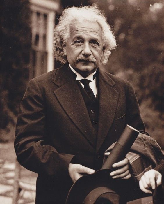 Chat with Albert Einstein, the Genius Physicist | AI Chatbot | iyiai.com